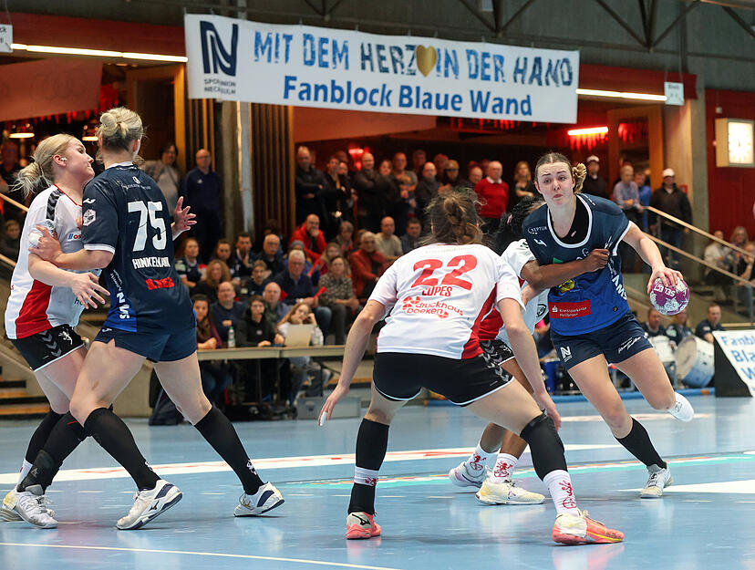 Sport-Union Neckarsulm gegen Bayer Leverkusen, Marloes Hoitzing am Ball.