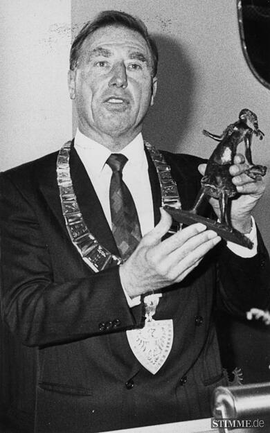 25. Oktober 1988: Als offizielles Partnerschaftsgeschenk überreicht Manfred Weinmann seinem Amtskollegen aus Frankfurt/Oder eine Nachbildung der Käthchen-Bronzefigur von Dieter Läpple.