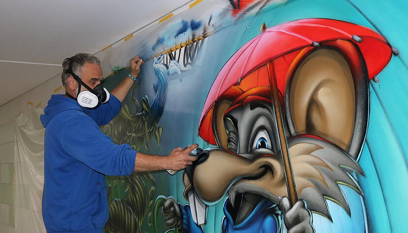 Gerd Metzler hat sich für seine Tafel als Motiv eine Ratte als Hamballe überlegt. Das Graffiti sprüht er vor Ort. Gerd Metzler hat sich für seine Tafel als Motiv eine Ratte als Hamballe überlegt. Das Graffiti sprüht er vor Ort.