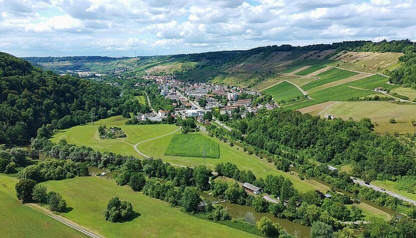 Inmitten der Kocheraue östlich von Ingelfingen (im Hintergrund) soll die neue Großkläranlage entstehen. Inmitten der Kocheraue östlich von Ingelfingen (im Hintergrund) soll die neue Großkläranlage entstehen.