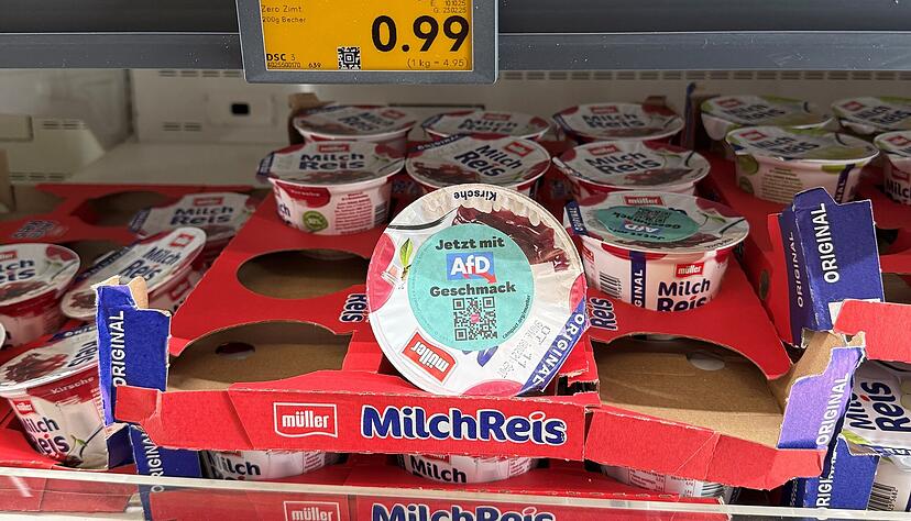 "Jetzt mit AfD-Geschmack": Mit solchen Aufklebern auf Produkten der Marke Müller kritisieren Aktivisten die Nähe des Unternehmers zur AfD. "Jetzt mit AfD-Geschmack": Mit solchen Aufklebern auf Produkten der Marke Müller kritisieren Aktivisten die Nähe des Unternehmers zur AfD.