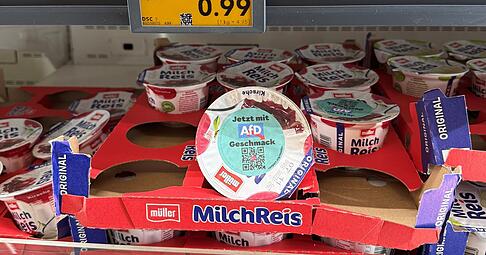 "Jetzt mit AfD-Geschmack": Mit solchen Aufklebern auf Produkten der Marke M&uuml;ller kritisieren Aktivisten die N&auml;he des Unternehmers zur AfD.