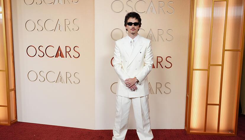 Timothée Chalamet posiert mit Sonnenbrille bei den Oscars 2026. Timothée Chalamet posiert mit Sonnenbrille bei den Oscars 2026.