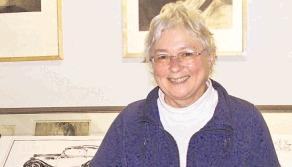 Susanne Schmehl sortiert Bilder der KW Weinsberg.Foto: Margit Stöhr-Michalsky