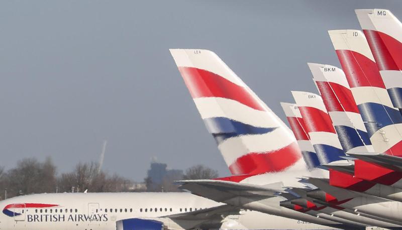 Flugzeuge von British Airways stehen auf dem Flughafen Heathrow.