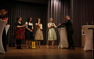 Starthilfe für den neuen Landrat: Nadja Herzog, Shania Hohenschläger, Natalie Schäfter und Alisa Seez (von links) haben Präsente für Ian Schölzel ausgesucht.