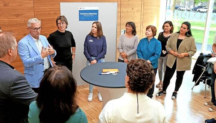 Abkehr vom frontalen Debattenformat: Die Teilnehmer an der Veranstaltung diskutierten vorab rege in kleinen Gruppen verschiedene Aspekte des Themas.
