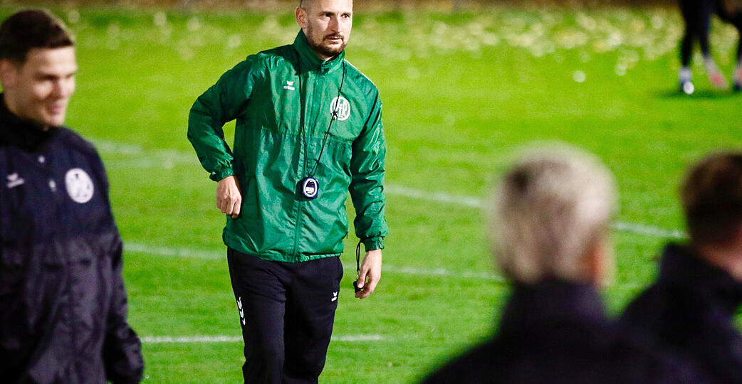 Der neue VfR-Trainer Manuel Fischer wartet nach zwei Punktspiel-Niederlagen noch auf sein erstes Erfolgserlebnis. Der neue VfR-Trainer Manuel Fischer wartet nach zwei Punktspiel-Niederlagen noch auf sein erstes Erfolgserlebnis.