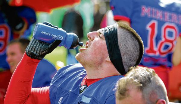Bei frühsommerlichen Temperaturen kamen die Spieler gehörig ins Schwitzen. Da waren regelmäßige Erfrischungen notwendig. Bei frühsommerlichen Temperaturen kamen die Spieler gehörig ins Schwitzen. Da waren regelmäßige Erfrischungen notwendig.