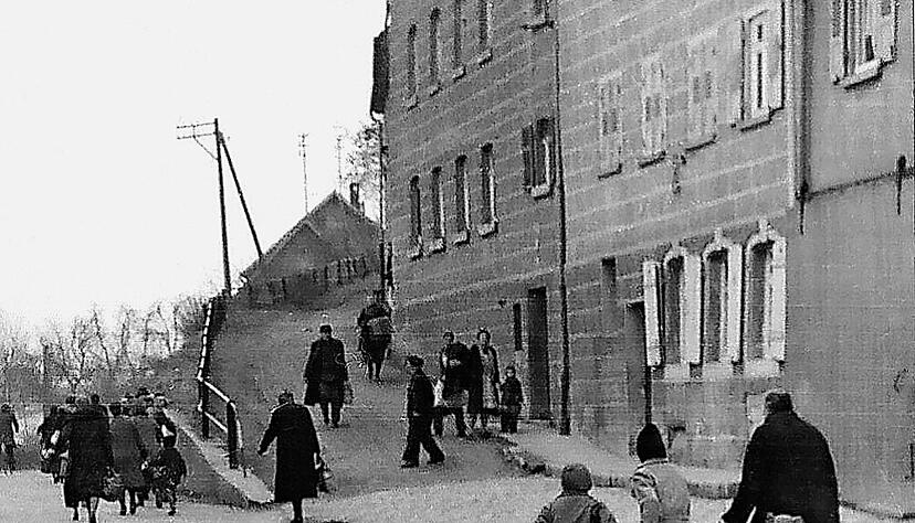 Fliegeralarm! Im Frühjahr 1945 gehörte das zum Alltag. Hier eilen die Menschen zu einem Luftschutzkeller in Neckargartach.
Foto: Stadtarchiv/Kurz Fliegeralarm! Im Frühjahr 1945 gehörte das zum Alltag. Hier eilen die Menschen zu einem Luftschutzkeller in Neckargartach.
Foto: Stadtarchiv/Kurz