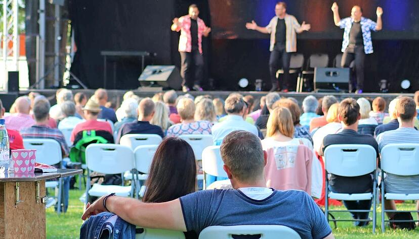 Sommerflair beim Sommerfestival mit Eure M&uuml;tter auf der B&uuml;hne.