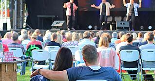 Sommerflair beim Sommerfestival mit Eure Mütter auf der Bühne.