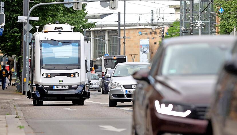 Der autonom fahrende Shuttlebus mit sechs Sitz- und einigen Stehplätzen auf seiner Fahrt durch die Bahnhofstraße. Aktuell ist er mit Tempo 12,5 unterwegs. Angetrieben wird das klimatisierte Fahrzeug von vier Batterien.
Fotos: Ralf Seidel Der autonom fahrende Shuttlebus mit sechs Sitz- und einigen Stehplätzen auf seiner Fahrt durch die Bahnhofstraße. Aktuell ist er mit Tempo 12,5 unterwegs. Angetrieben wird das klimatisierte Fahrzeug von vier Batterien.
Fotos: Ralf Seidel
