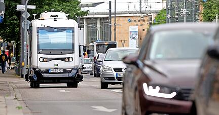 Der autonom fahrende Shuttlebus mit sechs Sitz- und einigen Stehplätzen auf seiner Fahrt durch die Bahnhofstraße. Aktuell ist er mit Tempo 12,5 unterwegs. Angetrieben wird das klimatisierte Fahrzeug von vier Batterien. 
Fotos: Ralf Seidel
