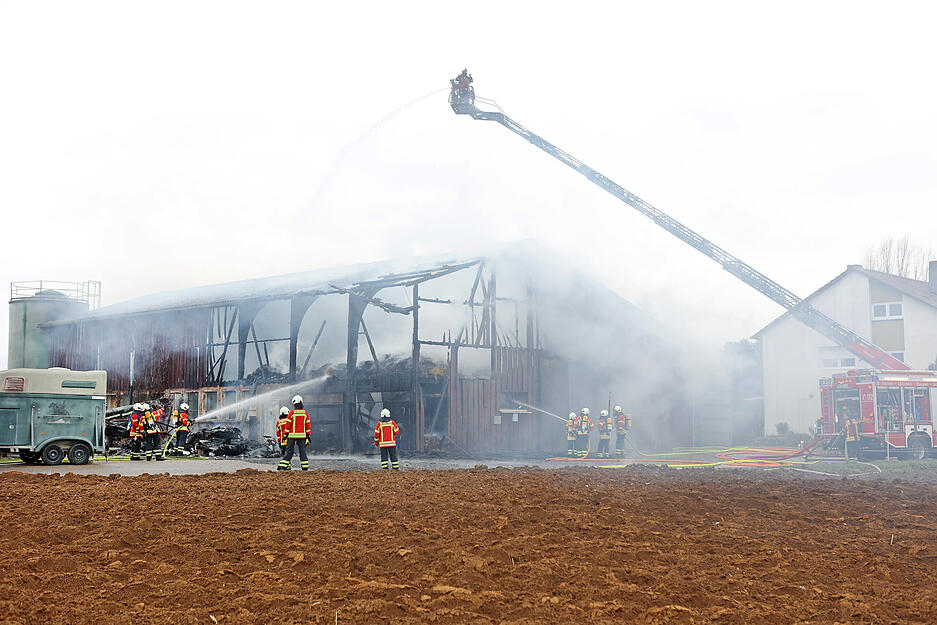 Brand einer Scheune und Wohnwagen in Bad Friedrichshall - Hagenbach, Willenbacher Grund