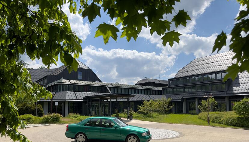 Zurück in die Vergangengeit: Ausflug zum Haus Lämmerbuckel, wo Mercedes die C-Klasse vor 30 Jahren präsentierte. Zurück in die Vergangengeit: Ausflug zum Haus Lämmerbuckel, wo Mercedes die C-Klasse vor 30 Jahren präsentierte.