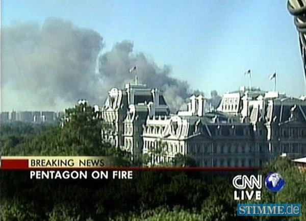 Screenshots des amerikanischen Fernsehnachrichtensender CNN zeigen Bilder vom Brand im US-Verteidigungsminsterium Pentagon am Dienstag 11.09.2001. Zun&auml;chst rasten innerhalb von 18 Minuten zwei Flugzeuge ins World Trade Center in New York. Wenig sp&auml;ter st&uuml;rzte nach CNN-Angaben auch ein Flugzeug oder Hubschrauber auf das US-Verteidigungsministerium in Washington.