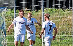 Doppeltorsch&uuml;tze Hannes Scherer (von links) freut sich mit Noah Krieger und Lorenz Minder, der das 1:0 erzielt hatte.