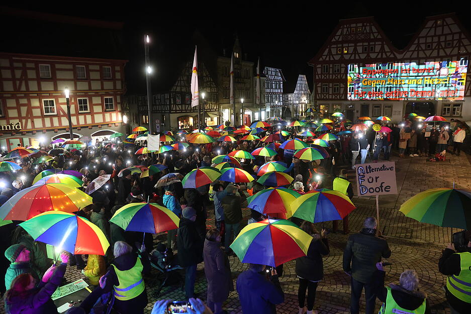 Demo gegen Rechtsextremismus auf dem Eppinger Marktplatz: Teilnehmer haben bunte Regenschirme mitgebracht, symbolisch wollen sie die Demokratie schützen. Demo gegen Rechtsextremismus auf dem Eppinger Marktplatz: Teilnehmer haben bunte Regenschirme mitgebracht, symbolisch wollen sie die Demokratie schützen.