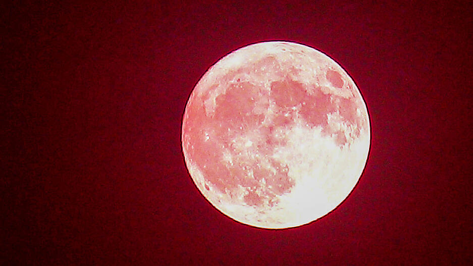 Die N&auml;he zum Horizont, kann dazu f&uuml;hren, dass in einer bestimmten Perspektive der Vollmond besonders gro&szlig; erscheint.