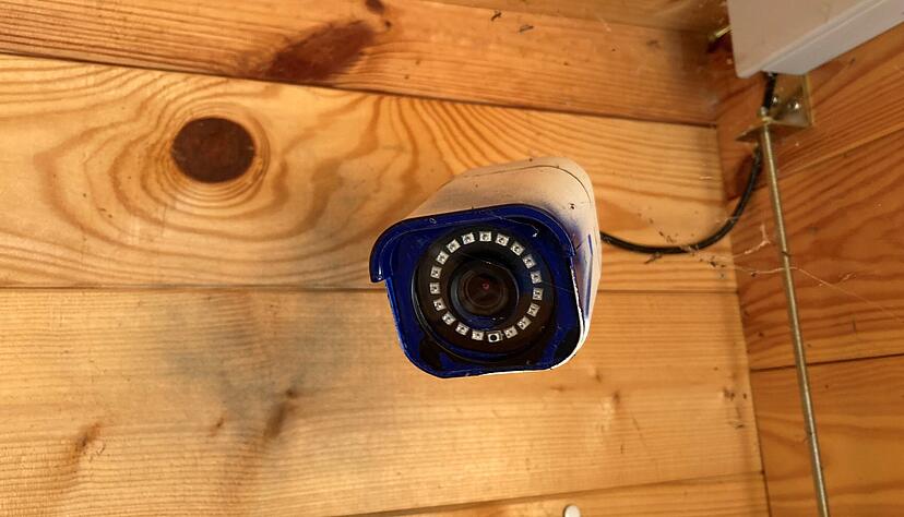 Diese Kamera filmte die mutma&szlig;lichen Diebinnen. Bereits bei einer vorausgegangenen Tat war sie von T&auml;tern mit Farbe bespr&uuml;ht worden.
Fotos: Adrian Hoffmann