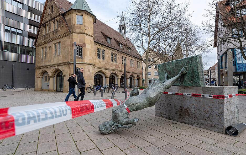 Februar: Ein Transporterfahrer hat bei einem Wendeman&ouml;ver die symboltr&auml;chtige K&auml;thchenfigur vor dem Heilbronner Fleischhaus schwer besch&auml;digt.