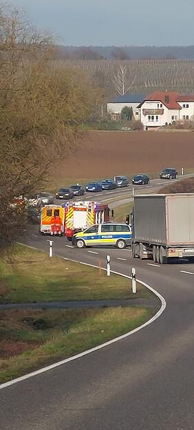 Vor der Unfallstelle stauen sich die Fahrzeuge.