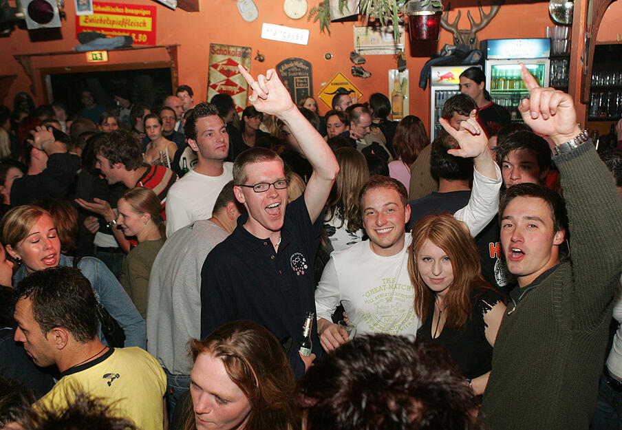 Nicht nur vor, sondern auch in der Gartenlaube selbst gab's beim Seefest 2006 kaum noch ein Durchkommen.