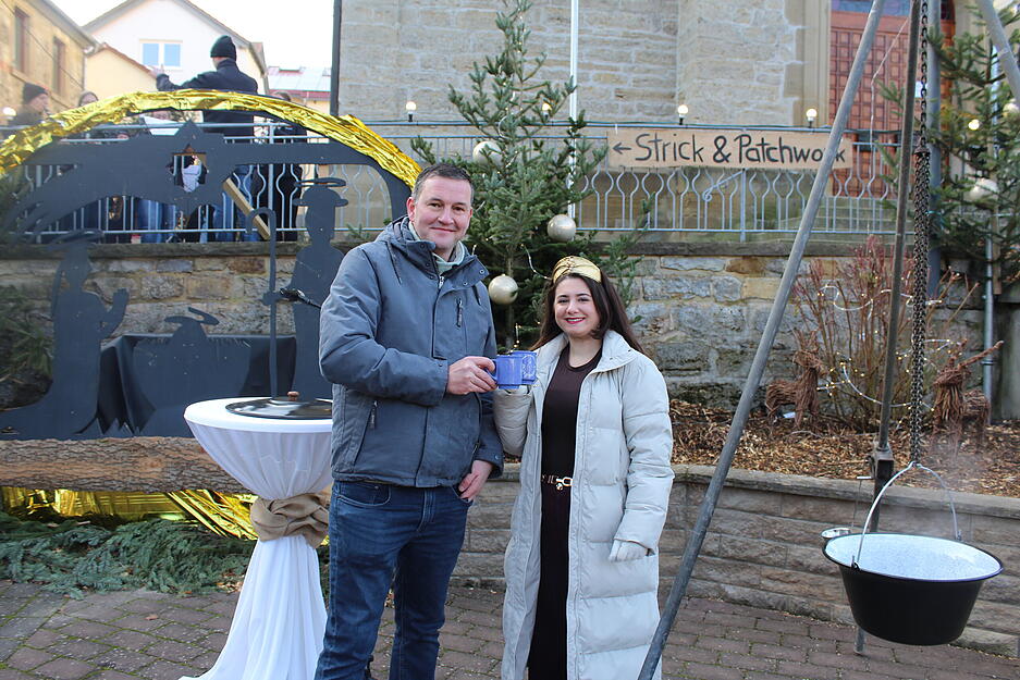 Beide schöpfen als besonderen Höhepunkt Frei-Glühwein aus. Beide schöpfen als besonderen Höhepunkt Frei-Glühwein aus.