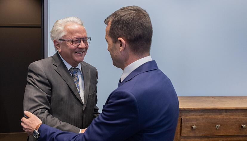 Hat gut Lachen: Rheinmetall-Chef Armin Papperger begr&uuml;&szlig;t Indra-Chef &Aacute;ngel Escribano.