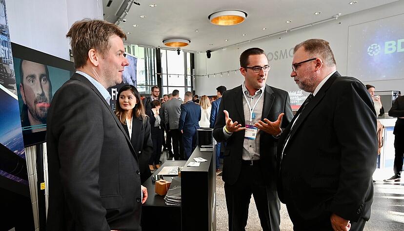 BDI-Pr&auml;sident Russwurm besucht die HyImpulse-Gesch&auml;ftsf&uuml;hrer Christian Schmierer (rechts) und Mario Kobald auf dem Weltraumkongress in Berlin.
Foto: HyImpulse