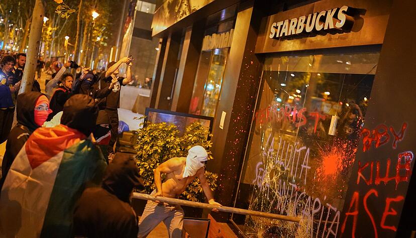 Demonstranten in Barcelona griffen Geschäfte und Restaurants an, denen sie eine Unterstützung Israels vorwerfen. Demonstranten in Barcelona griffen Geschäfte und Restaurants an, denen sie eine Unterstützung Israels vorwerfen.