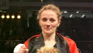 Ina Menzer posiert nach ihrem Sieg mit Deutschland-Flagge und ihrem Neffen Leon.