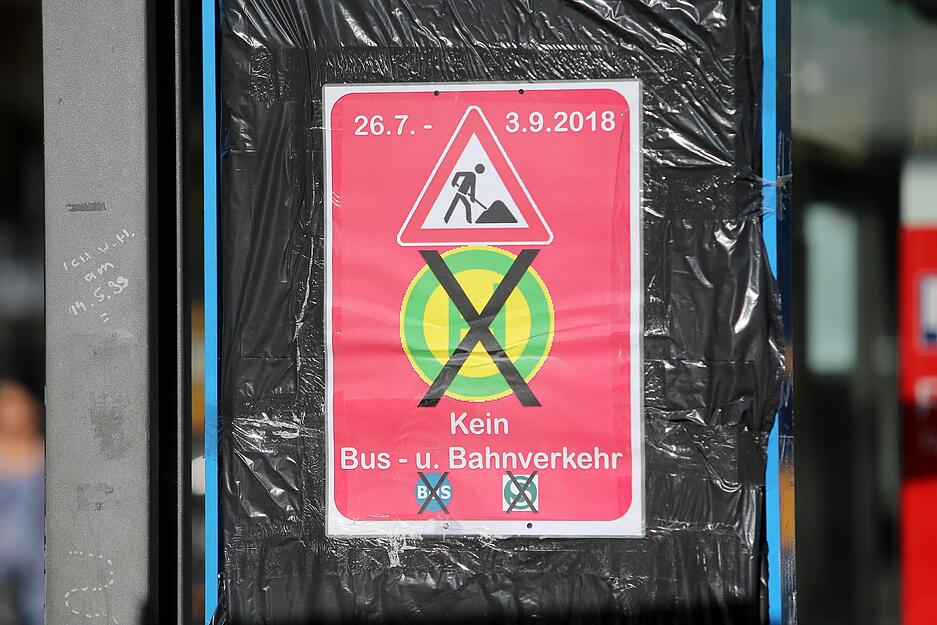 Ein Schild an einer S-Bahnhaltestelle Marktplatz weist auf die Bauarbeiten hin.