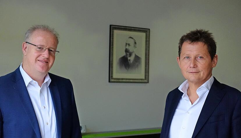 Finanzchef J&uuml;rgen Linhard (links) und Vorstandschef Mathias Hallmann vor dem Portr&auml;t des Firmengr&uuml;nders Rafael Stahl.
Fotos: Christian Gleichauf