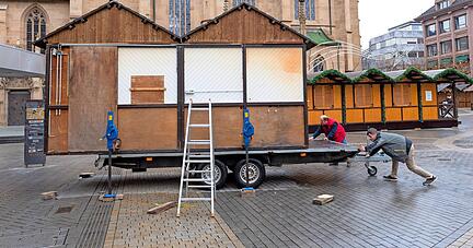 Der Frust sitzt bei den Händlern tief. Am Montagmorgen mussten sie ihre Weihnachtsmarktstände wieder abbauen.

Foto: Mario Berger