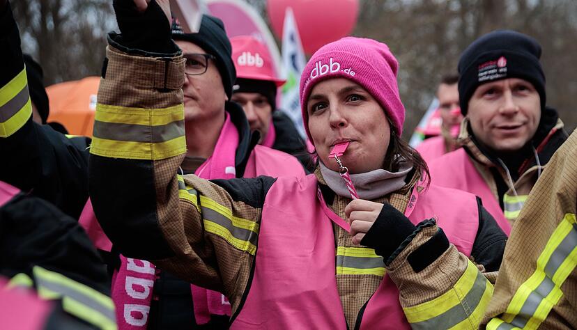 Proteste zum Verhandlungsauftakt.