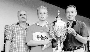 Brackenheims Bürgermeister Rolf Kieser übergab den Wanderpokal an David Theilemann vom VfL Brackenheim. Links der Vorsitzende des TSV Botenheim, Harry Schmid. (Foto: Gerhard Dubinyi) Brackenheims Bürgermeister Rolf Kieser übergab den Wanderpokal an David Theilemann vom VfL Brackenheim. Links der Vorsitzende des TSV Botenheim, Harry Schmid. (Foto: Gerhard Dubinyi)