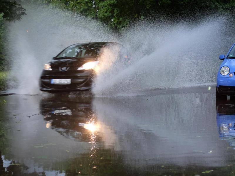 Nach dem Unwetter waren mehrere Stra&szlig;en &uuml;berflutet. Foto: Martin Gerten/dpa
