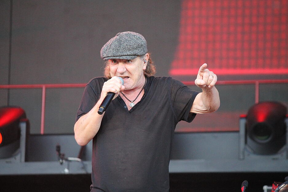 Brian Johnson, mit der obligatorischen Schiebermütze auf dem Kopf, muss immer mal wieder durchschnaufen.