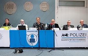 Marcus Wegner (von links), organisatorischer Leiter Rettungsdienst, Bernd Märkle, Kriminalhauptkommissar und Pressesprecher beim Polizeipräsidium Aalen, Reiner Möller, Polizeipräsident Polizeipräsidium Aalen, Andreas Freyberger von der Staatsanwaltschaft Ellwangen, Siegfried Gröner, Bürgermeister von Rot am See, und Armin Burger, Pressesprecher von der Staatsanwaltschaft Ellwangen, nehmen an einer Pressekonferenz teil. Marcus Wegner (von links), organisatorischer Leiter Rettungsdienst, Bernd Märkle, Kriminalhauptkommissar und Pressesprecher beim Polizeipräsidium Aalen, Reiner Möller, Polizeipräsident Polizeipräsidium Aalen, Andreas Freyberger von der Staatsanwaltschaft Ellwangen, Siegfried Gröner, Bürgermeister von Rot am See, und Armin Burger, Pressesprecher von der Staatsanwaltschaft Ellwangen, nehmen an einer Pressekonferenz teil.