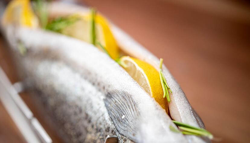 Schon 200 Gramm Forellenfilet können den Tagesbedarf an Omega-3-Fettsäuren eines erwachsenen Menschen decken. Schon 200 Gramm Forellenfilet können den Tagesbedarf an Omega-3-Fettsäuren eines erwachsenen Menschen decken.