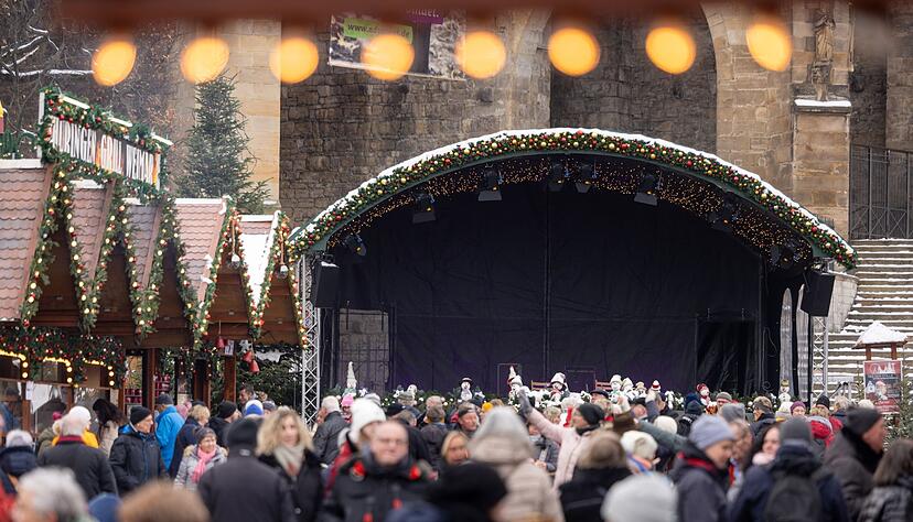 Die Bühne auf dem Erfurter Weihnachtsmarkt ist am "Tag der Stille" leer.