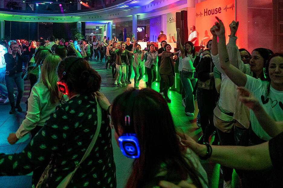 Party mit Kopfh&ouml;rern: Silent-Disco im Audi-Forum in Neckarsulm
