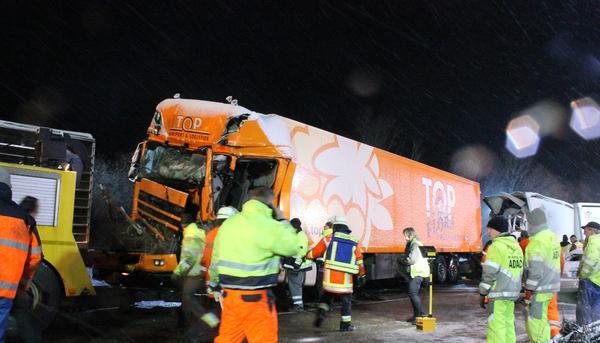 Aufräumarbeiten nach A6-Unfall | 20.02.