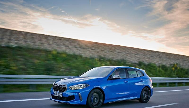 Als M135i fährt der neue BMW 1er maximal 250 km/h schnell.