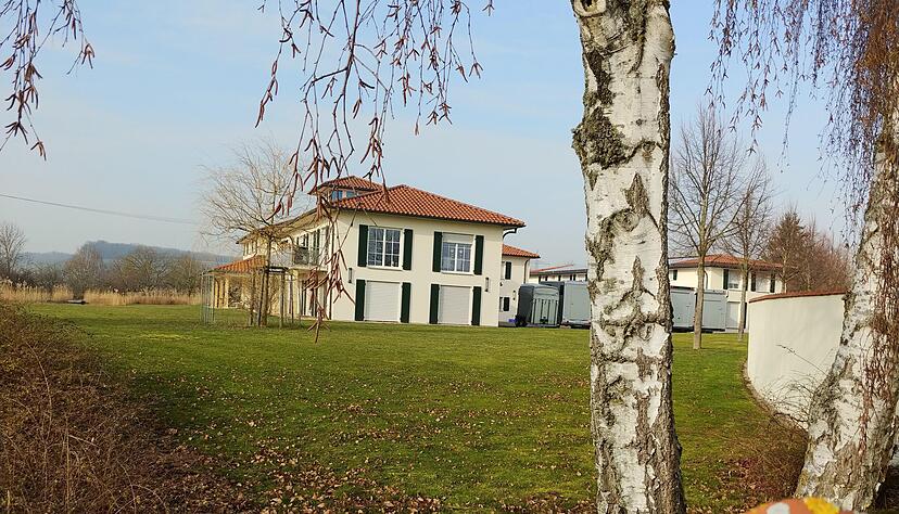 Auf dem weitläufigen Reiterhof im Güglinger Ortsteil Frauenzimmern ereignete sich im Januar ein Familiendrama. Foto: Archiv/Klug Auf dem weitläufigen Reiterhof im Güglinger Ortsteil Frauenzimmern ereignete sich im Januar ein Familiendrama. Foto: Archiv/Klug