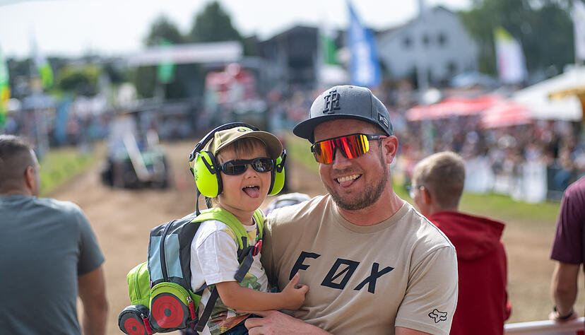 Auch ein kleiner Besucher hat sichtlich Spa&szlig; bei Trecker-Treck in Heilbronn-Sontheim.
