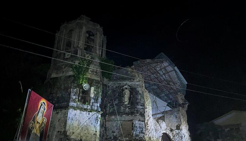 Bei dem Erdbeben wurde auch eine Kirche beschädigt.