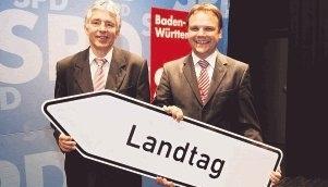 Wegweisendes Pr&auml;sent f&uuml;r die Kandidaten: Ingo Rust (rechts) und Hans Heribert Bl&auml;ttgen stehen auf dem Stimmzettel zur Landtagswahl.Foto: Guido Sawatzki